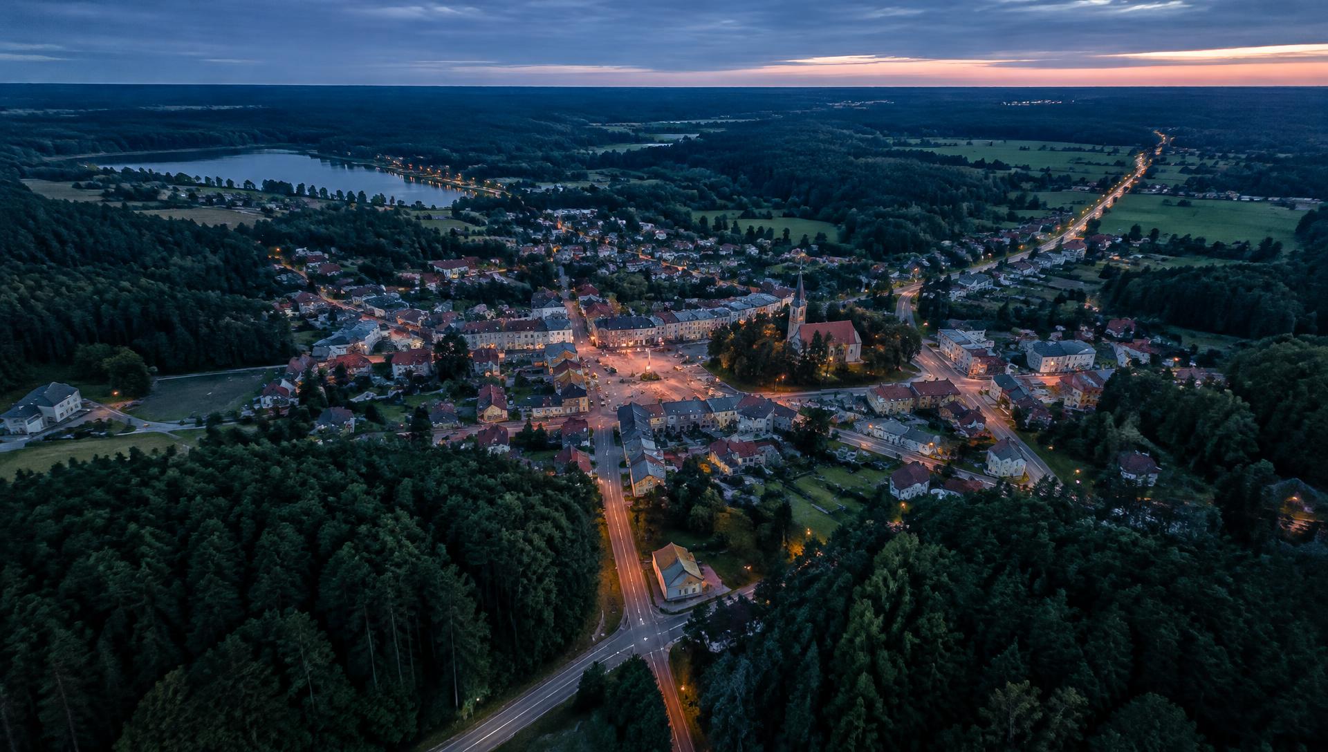 Miasto otoczone lasami o zmierzchu